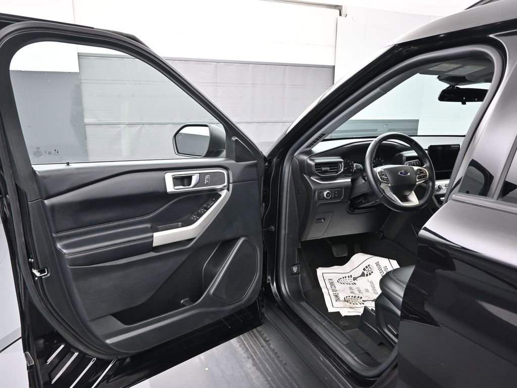 Used 2022 Ford Explorer XLT w/ Equipment Group 202A image 8