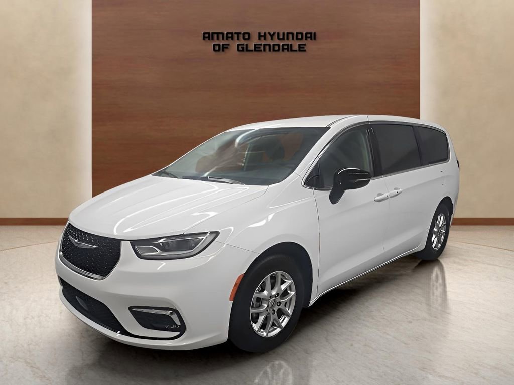 Used 2024 Chrysler Pacifica Touring-L image 2