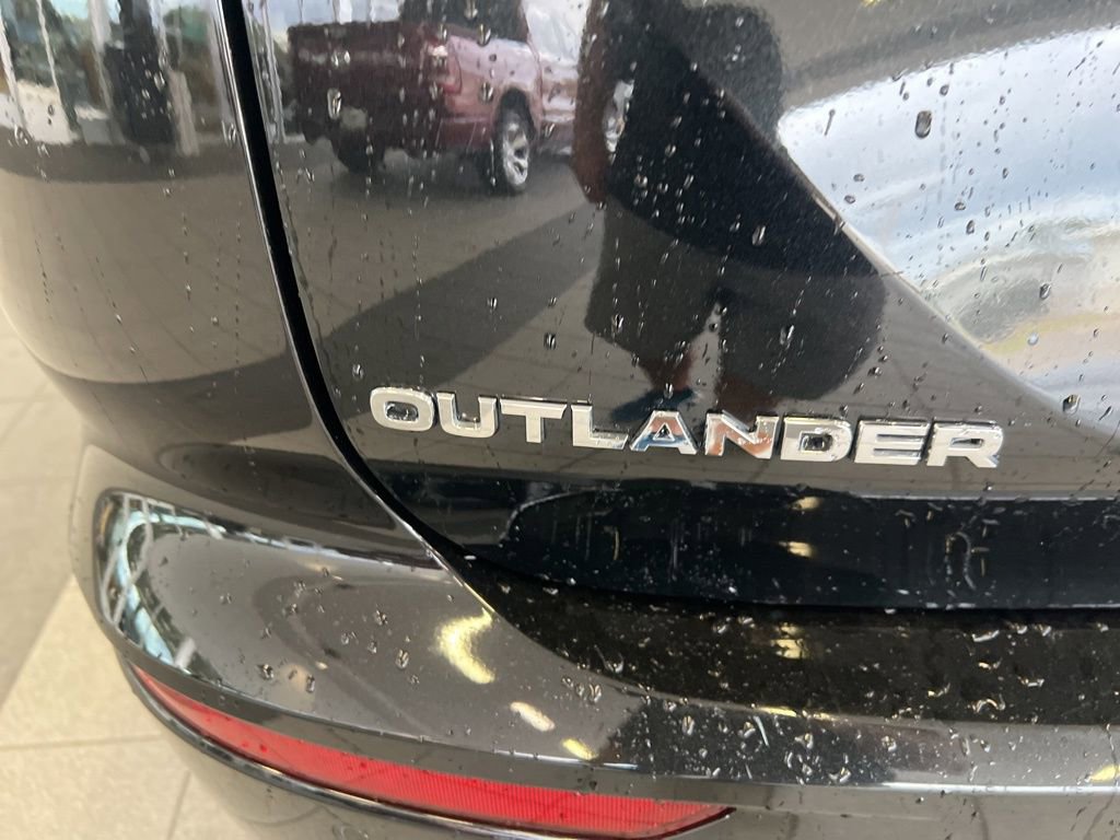 Used 2025 Mitsubishi Outlander SE image 27
