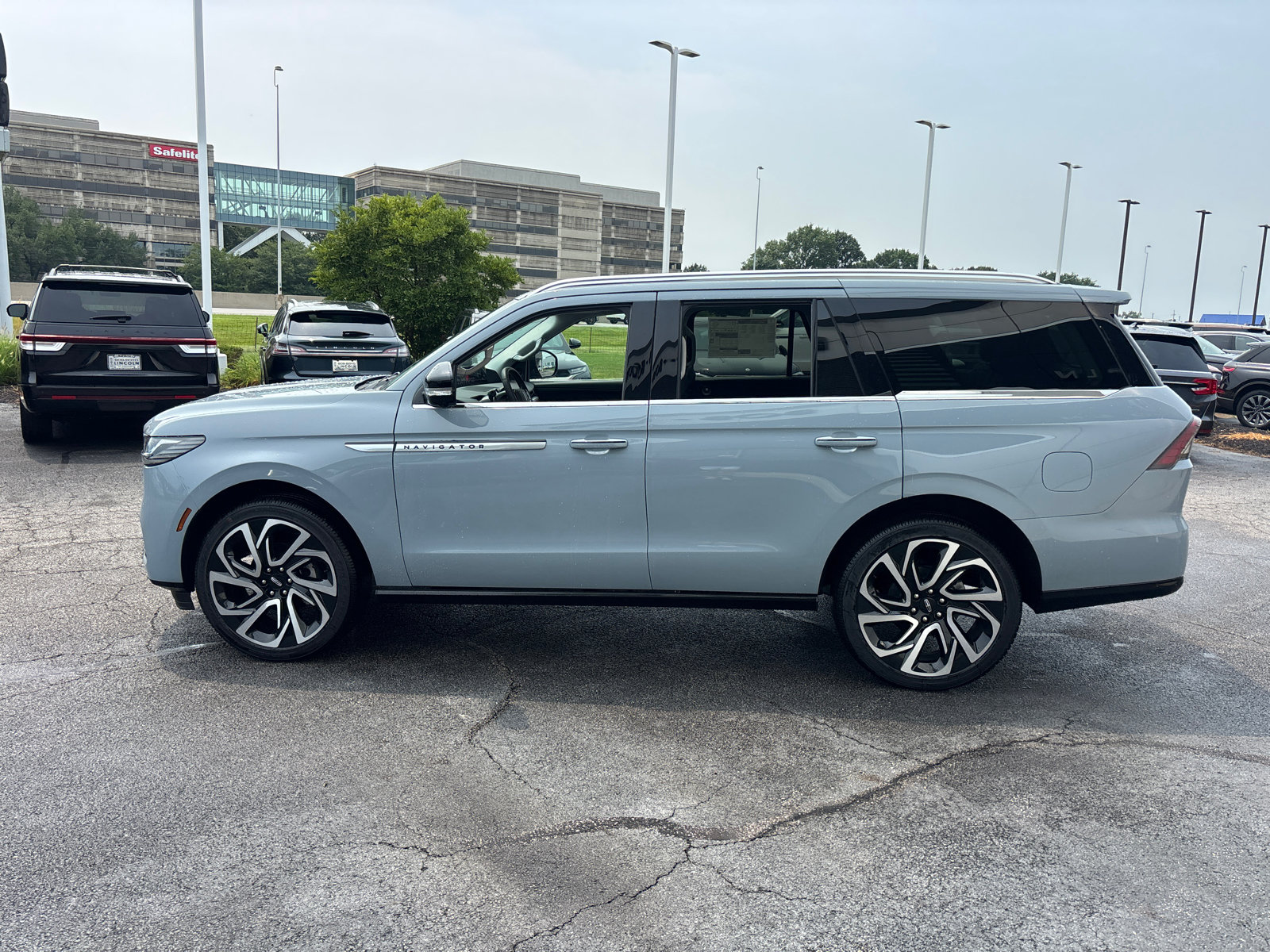 New 2027 Lincoln Navigator Reserve AWD/4WD image 4
