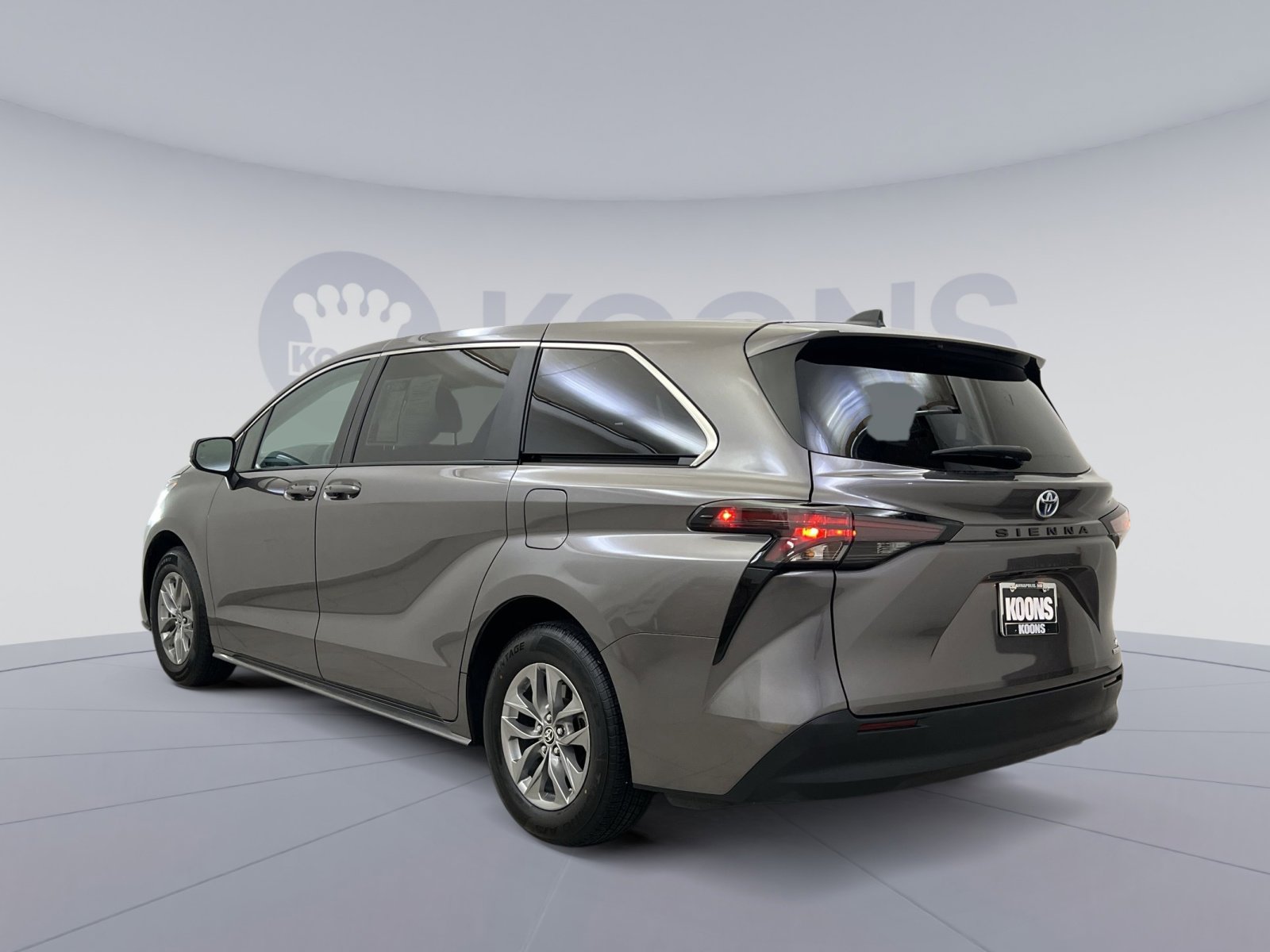 Used 2024 Toyota Sienna LE image 4