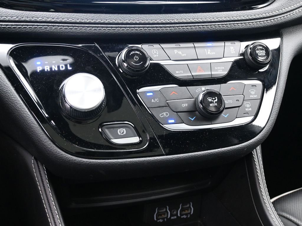 Used 2025 Chrysler Pacifica Limited image 20