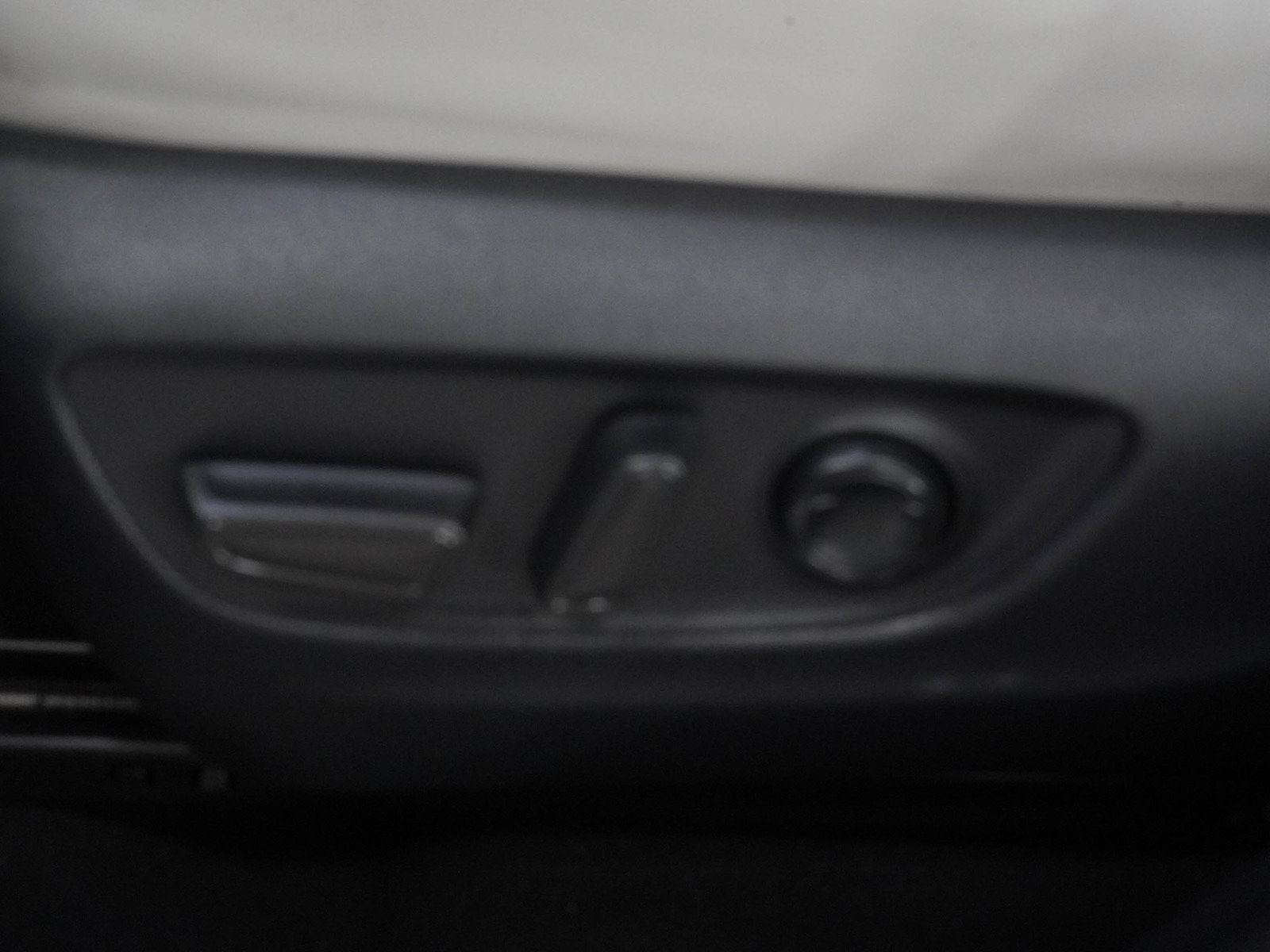 Used 2019 Toyota RAV4 Limited w/ Cold Weather Package AWD/4WD image 18
