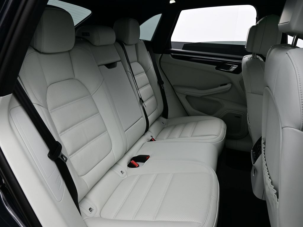 Certified 2026 Porsche Macan AWD/4WD image 18