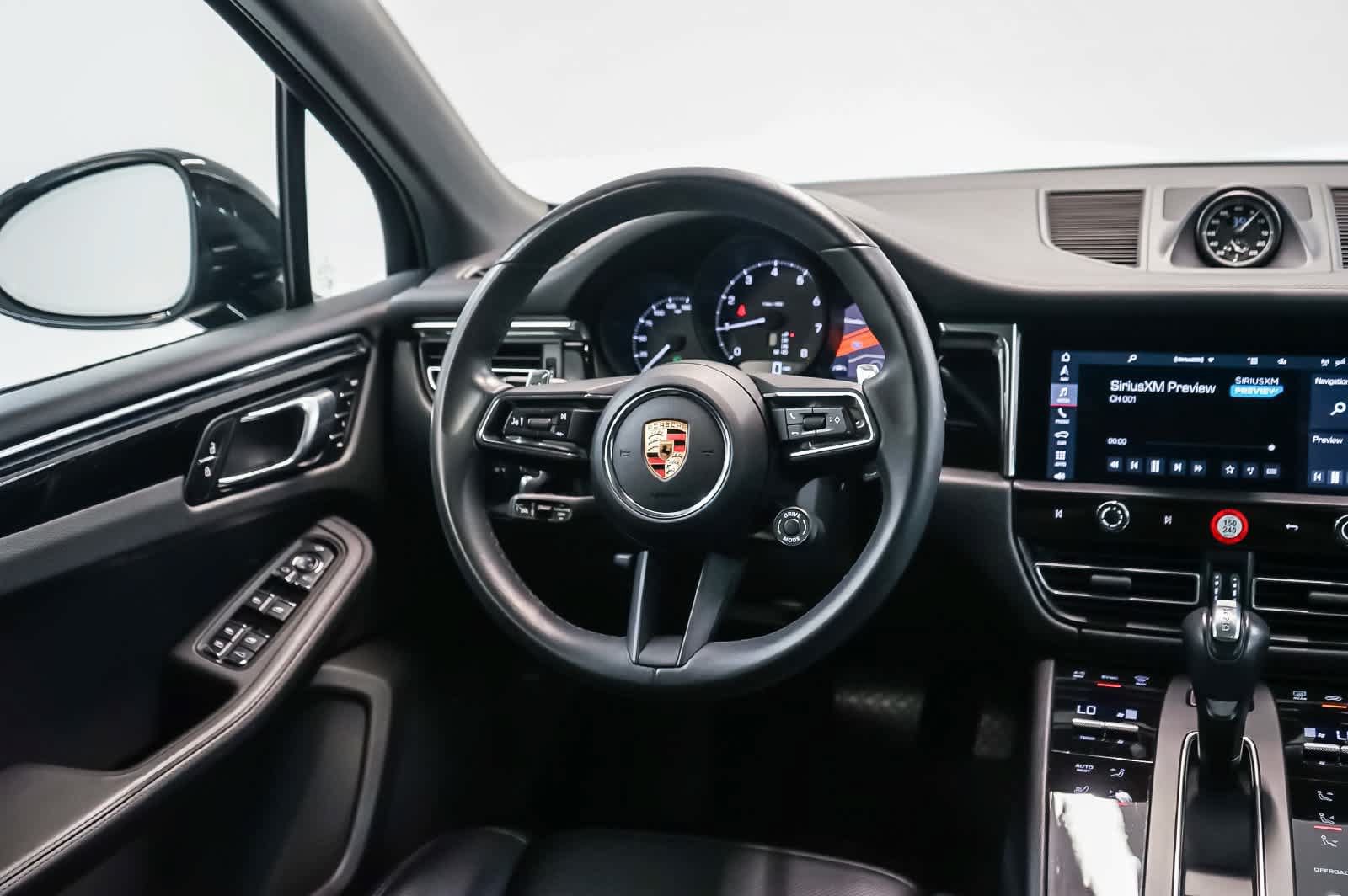 Certified 2025 Porsche Macan AWD/4WD image 21