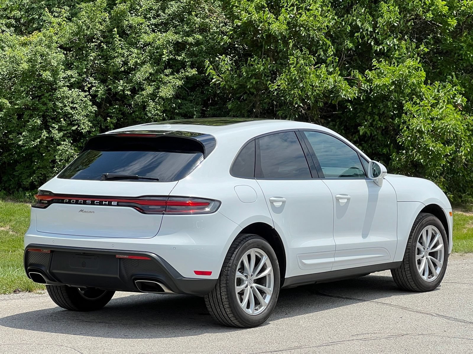 Certified 2025 Porsche Macan AWD/4WD image 6
