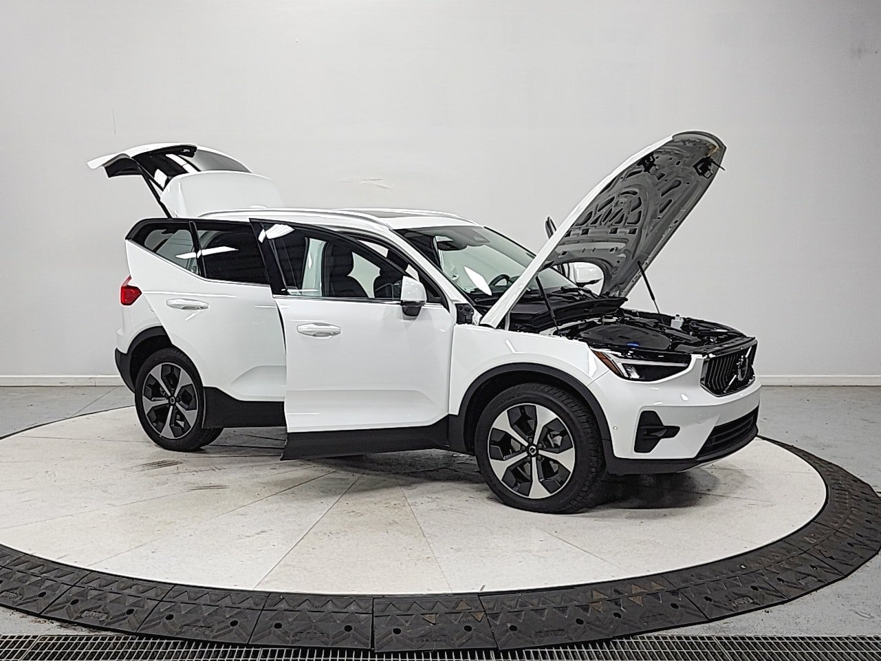 Used 2024 Volvo XC40 B5 Plus AWD/4WD image 10