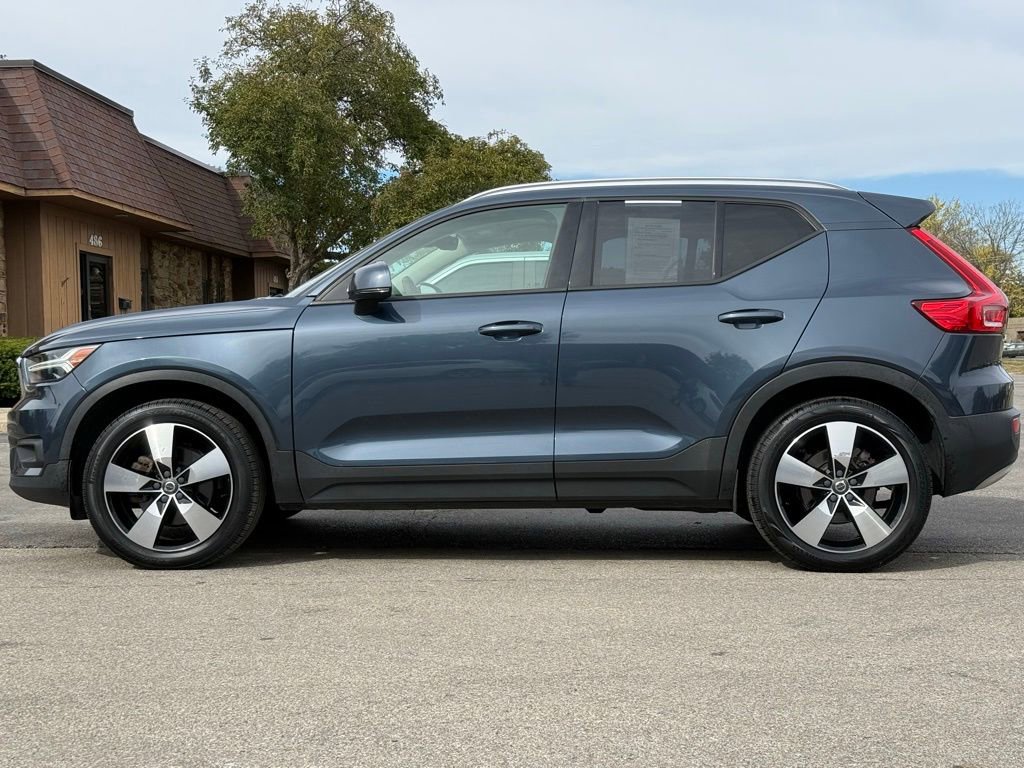 Used 2021 Volvo XC40 T5 Momentum w/ Premium Package image 2
