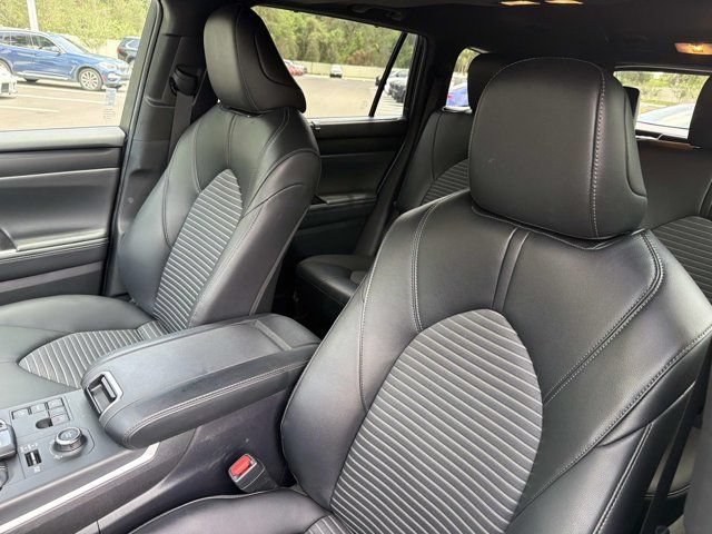Used 2025 Toyota Highlander XSE AWD/4WD image 11