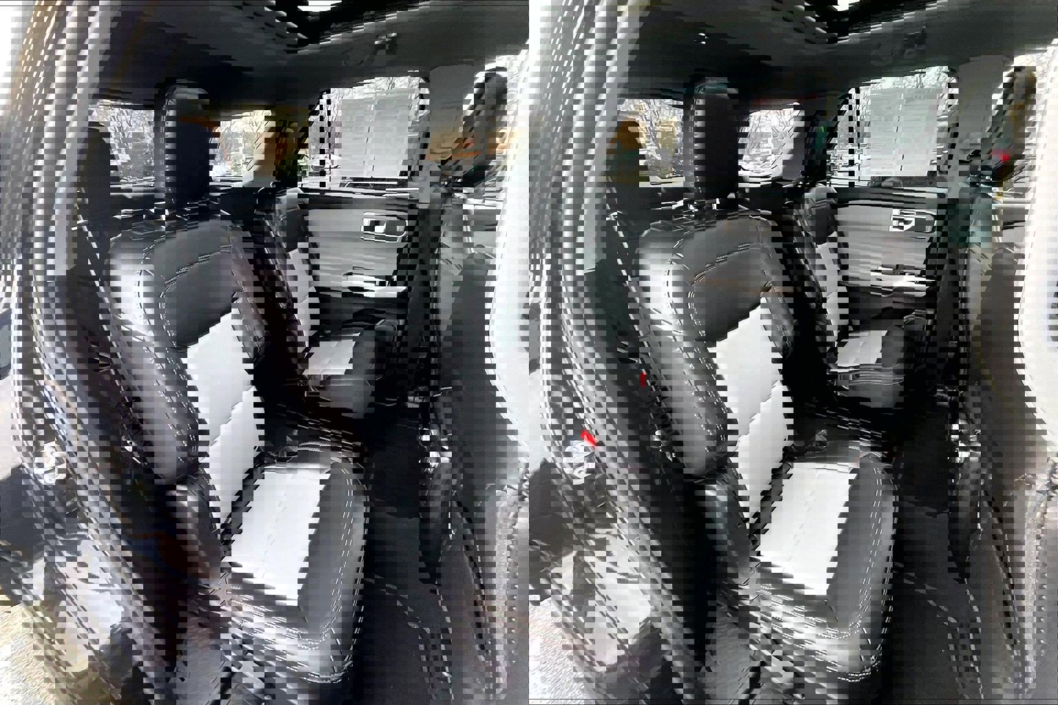 Used 2022 Ford Explorer XLT w/ Equipment Group 202A image 25