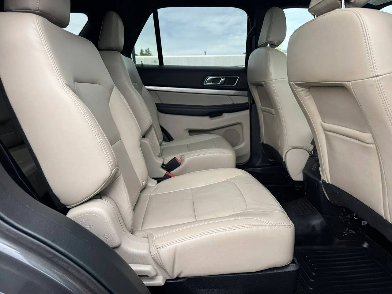 Used 2019 Ford Explorer XLT w/ Equipment Group 202A AWD/4WD image 16