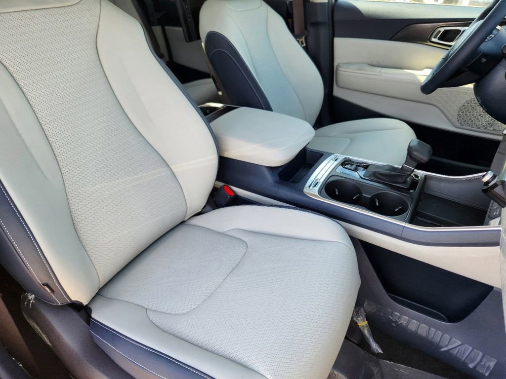 Certified 2025 Kia Carnival SX Prestige image 16