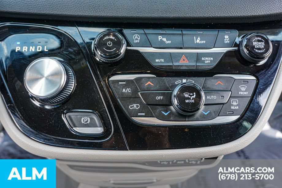Used 2024 Chrysler Pacifica Touring-L FWD image 46