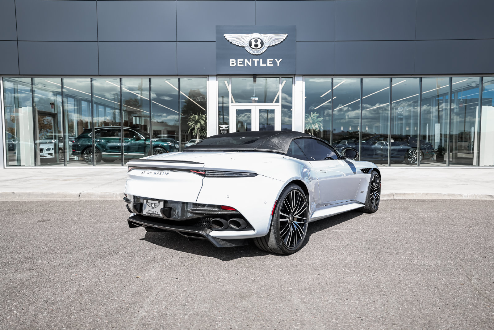 Used 2022 Aston Martin DBS Superleggera Volante RWD image 3