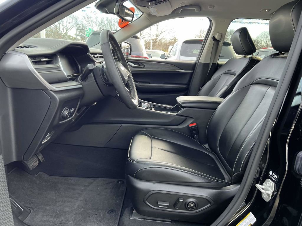 Certified 2024 Jeep Grand Cherokee Limited w/ Black Appearance Package image 13