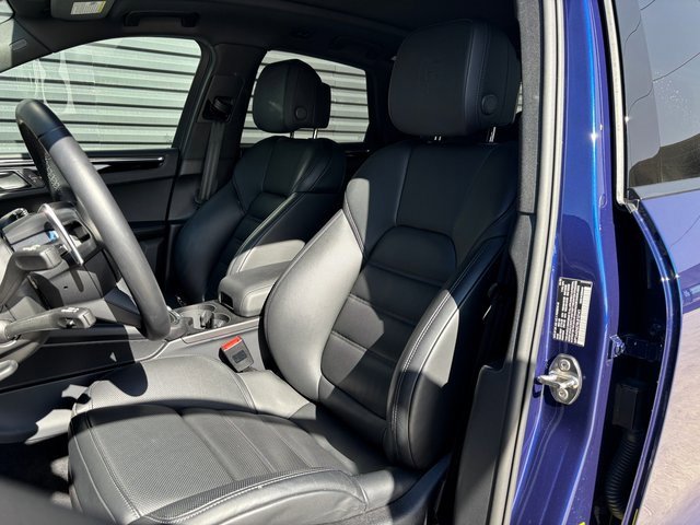 Certified 2025 Porsche Macan image 5