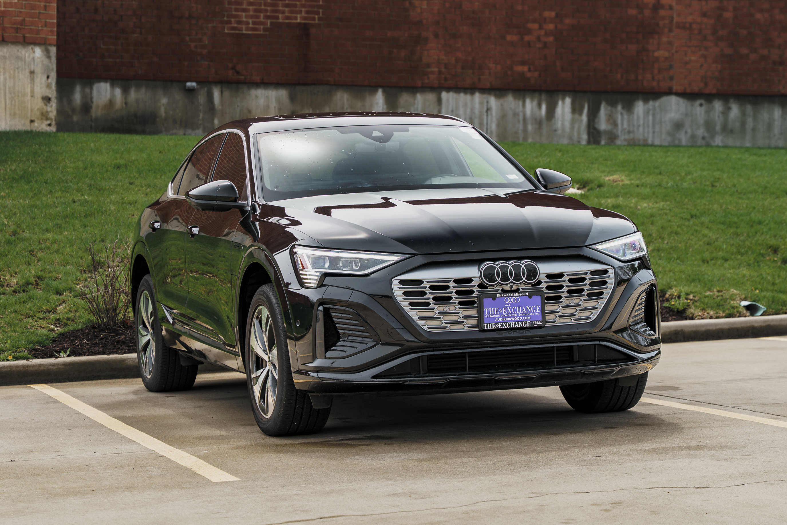 Used 2024 Audi Q8 e-tron Premium Plus w/ Premium Plus Package image 2