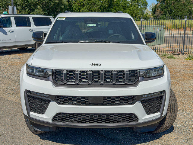 New 2026 Jeep Grand Cherokee Limited w/ Limited Altitude Package AWD/4WD image 3