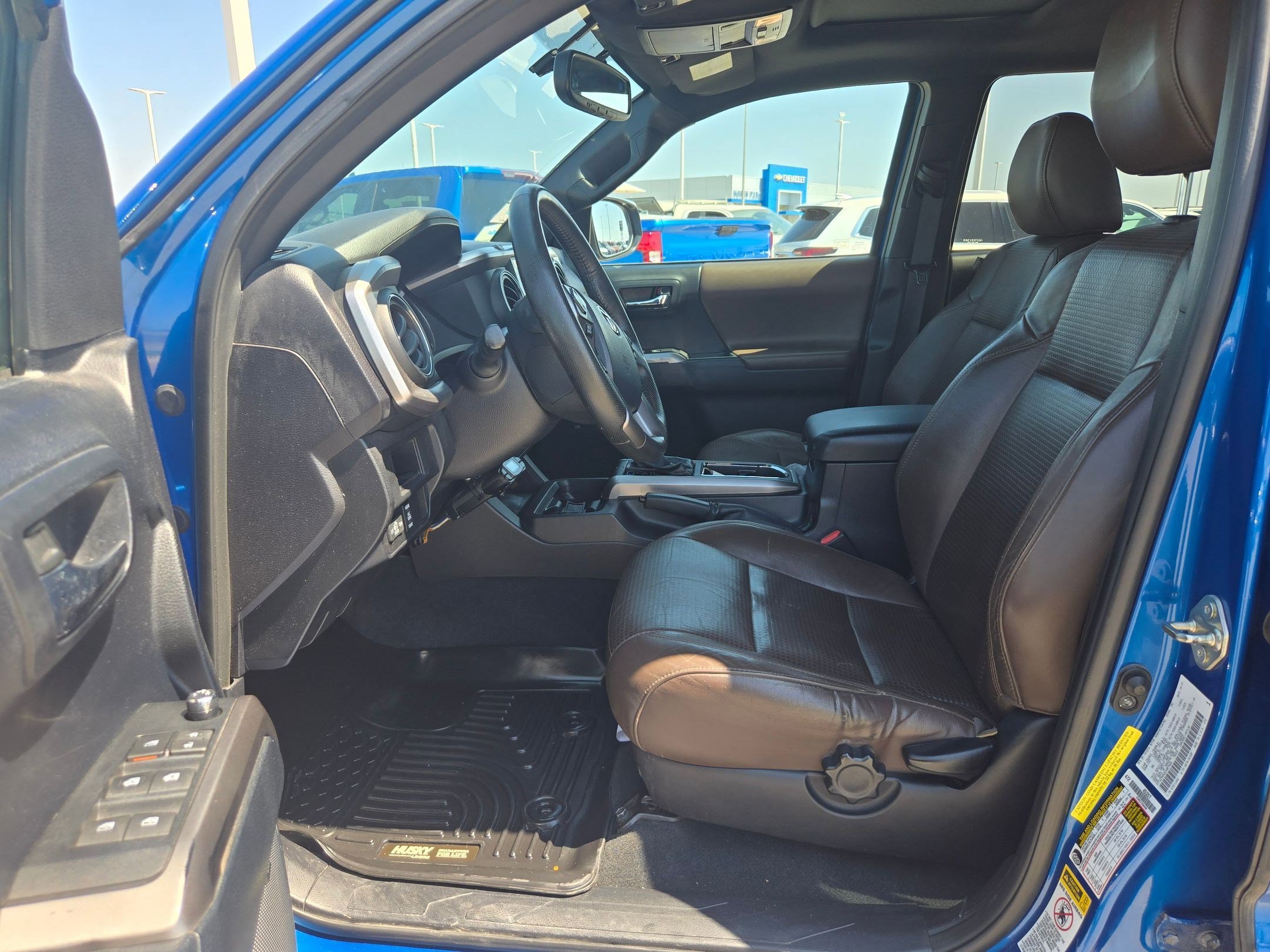 Used 2016 Toyota Tacoma Limited w/ Towing Package image 9