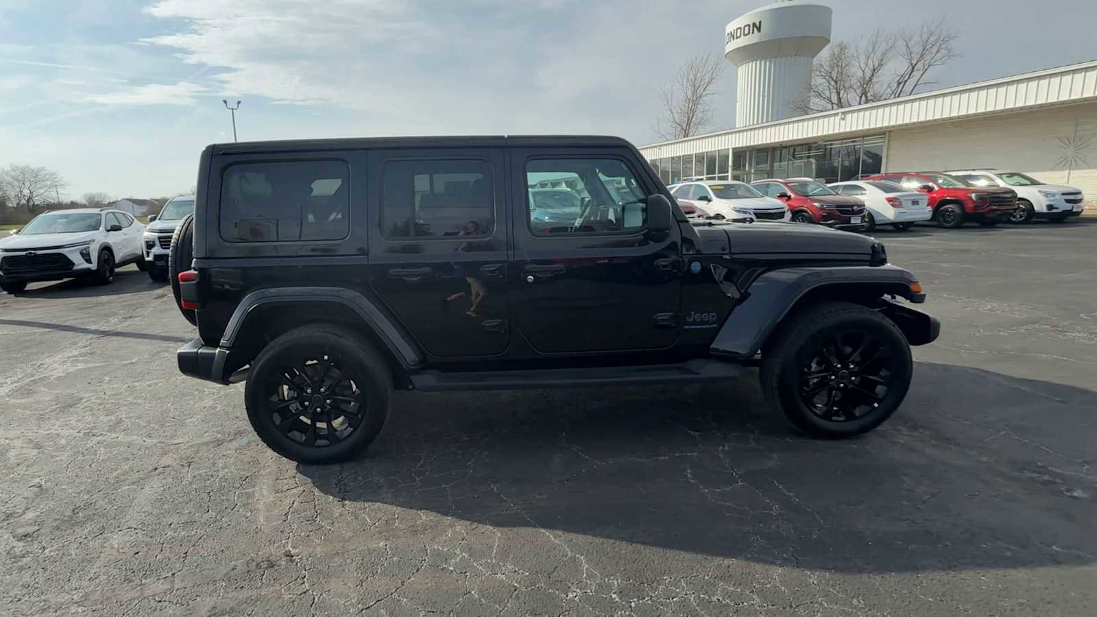 Used 2025 Jeep Wrangler Unlimited Sahara AWD/4WD image 9