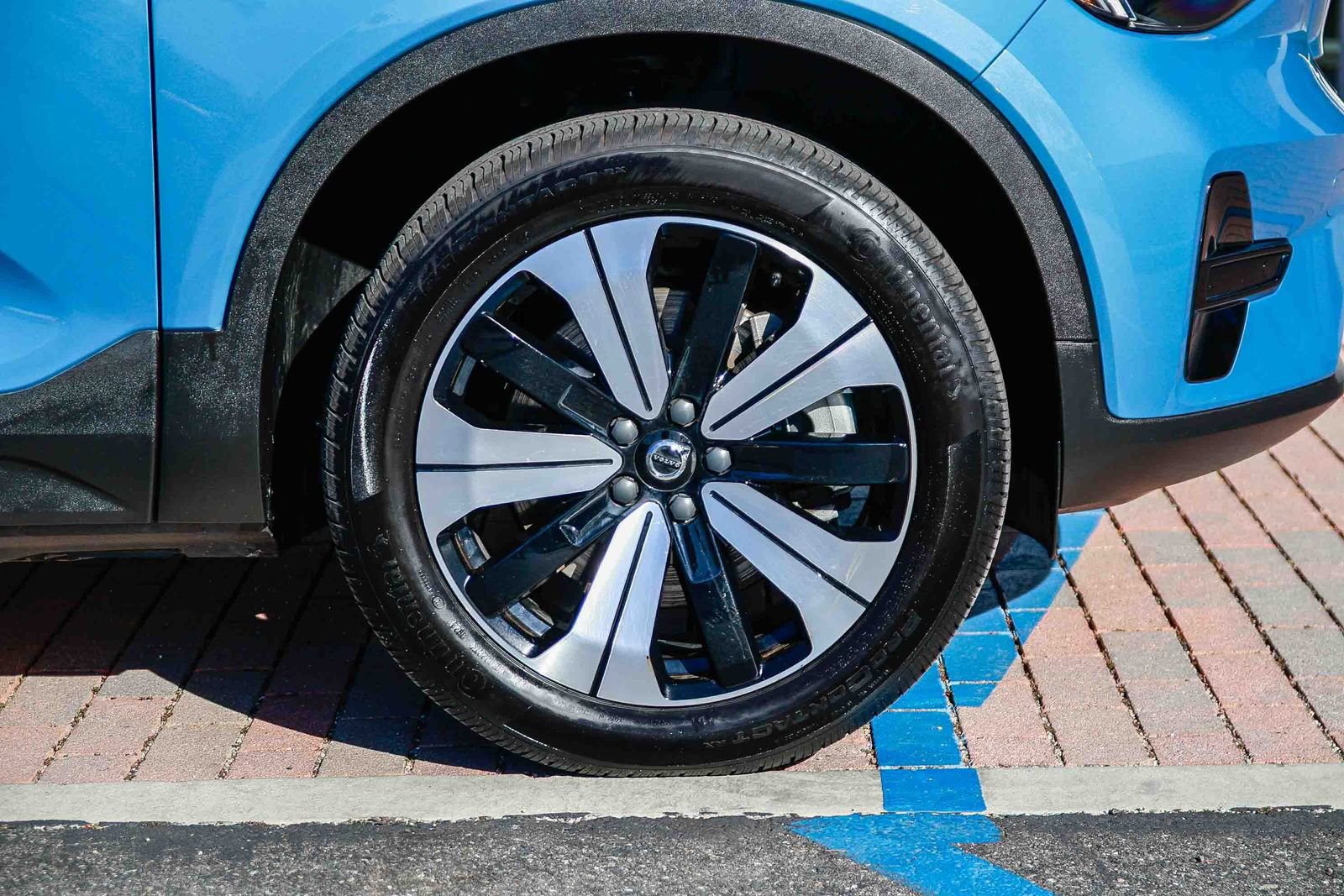 Used 2023 Volvo XC40 Recharge Core image 10