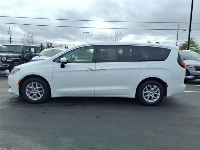 Used 2023 Chrysler Voyager LX image 4