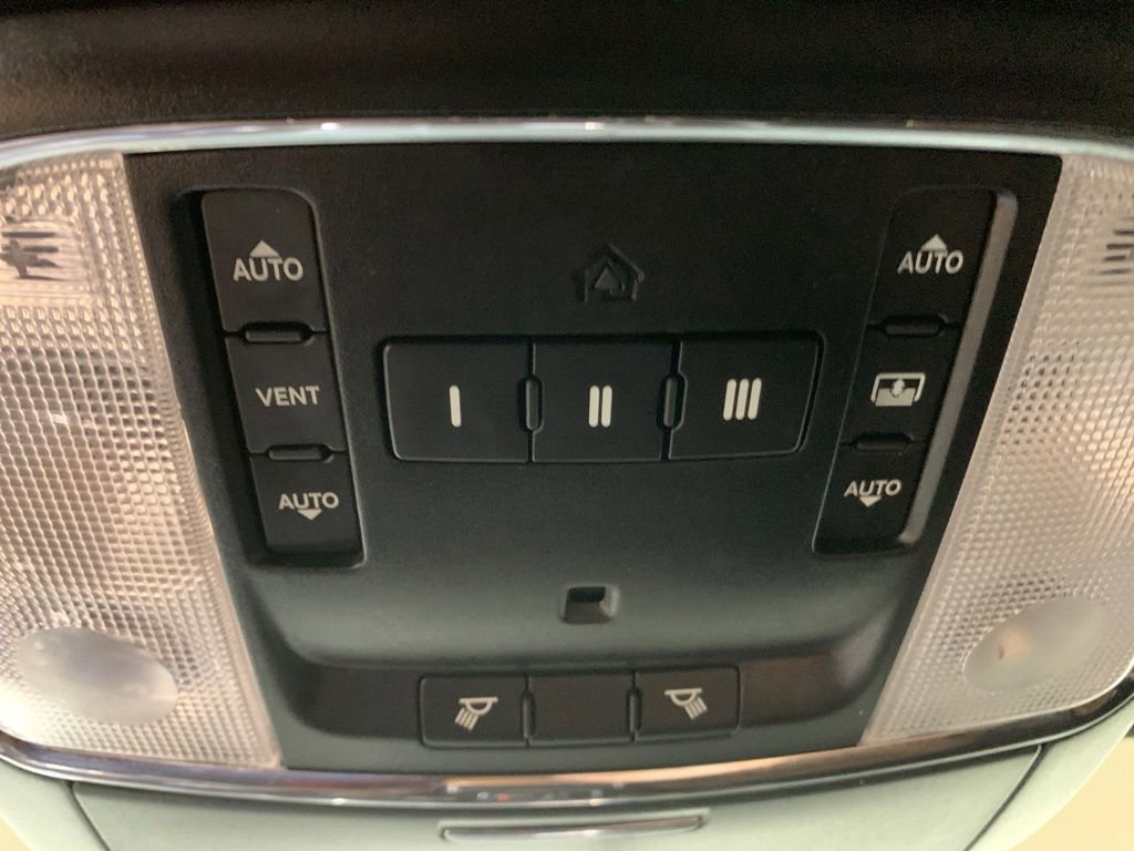 Used 2018 Chrysler 300 Limited AWD/4WD image 23