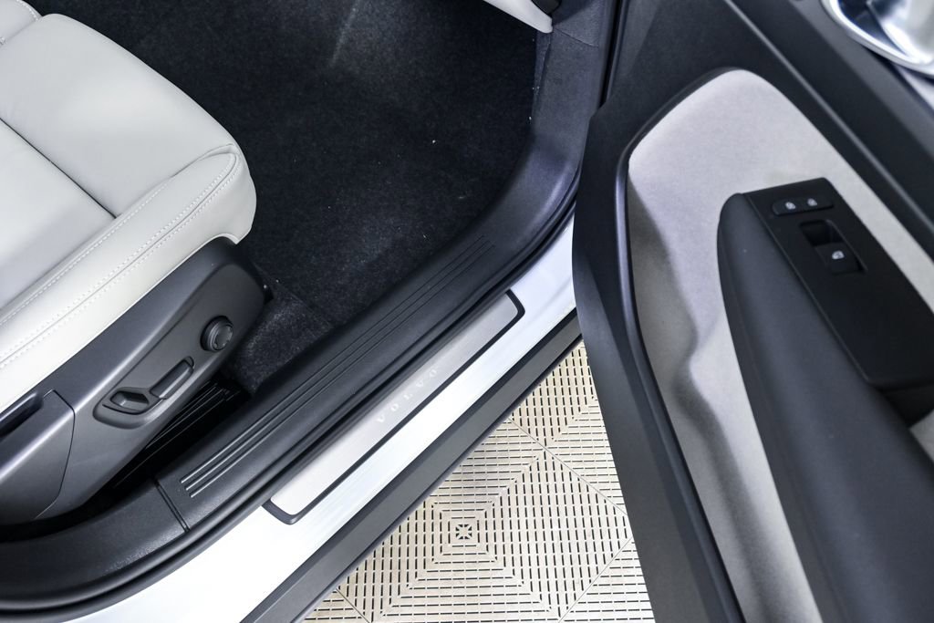 New 2026 Volvo XC40 B5 Plus w/ Protection Package Premier image 24