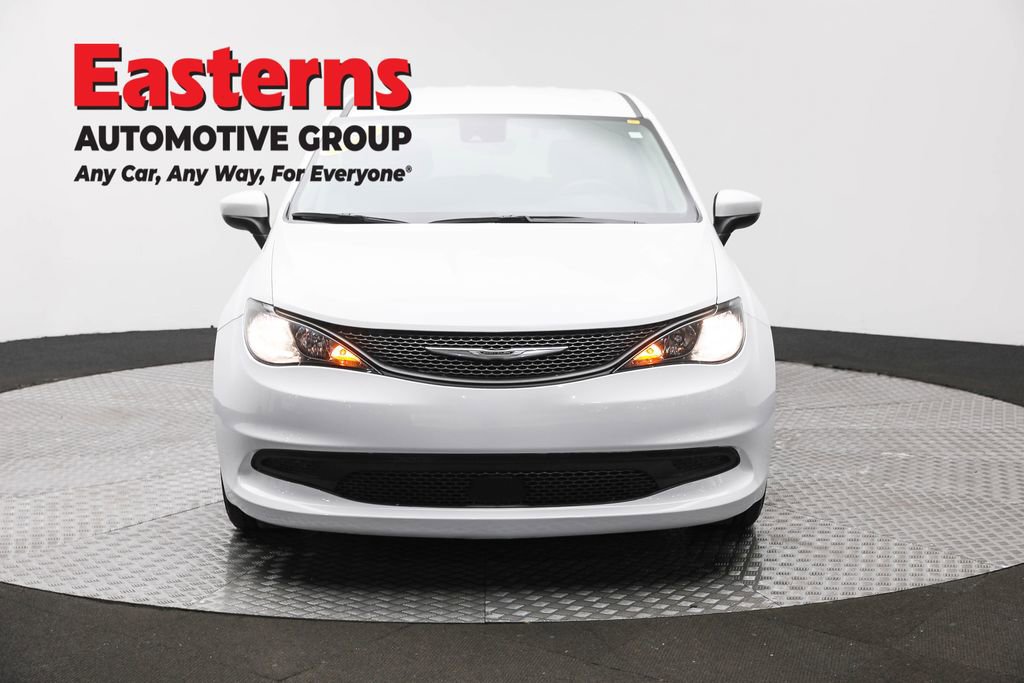 Used 2023 Chrysler Voyager LX image 2