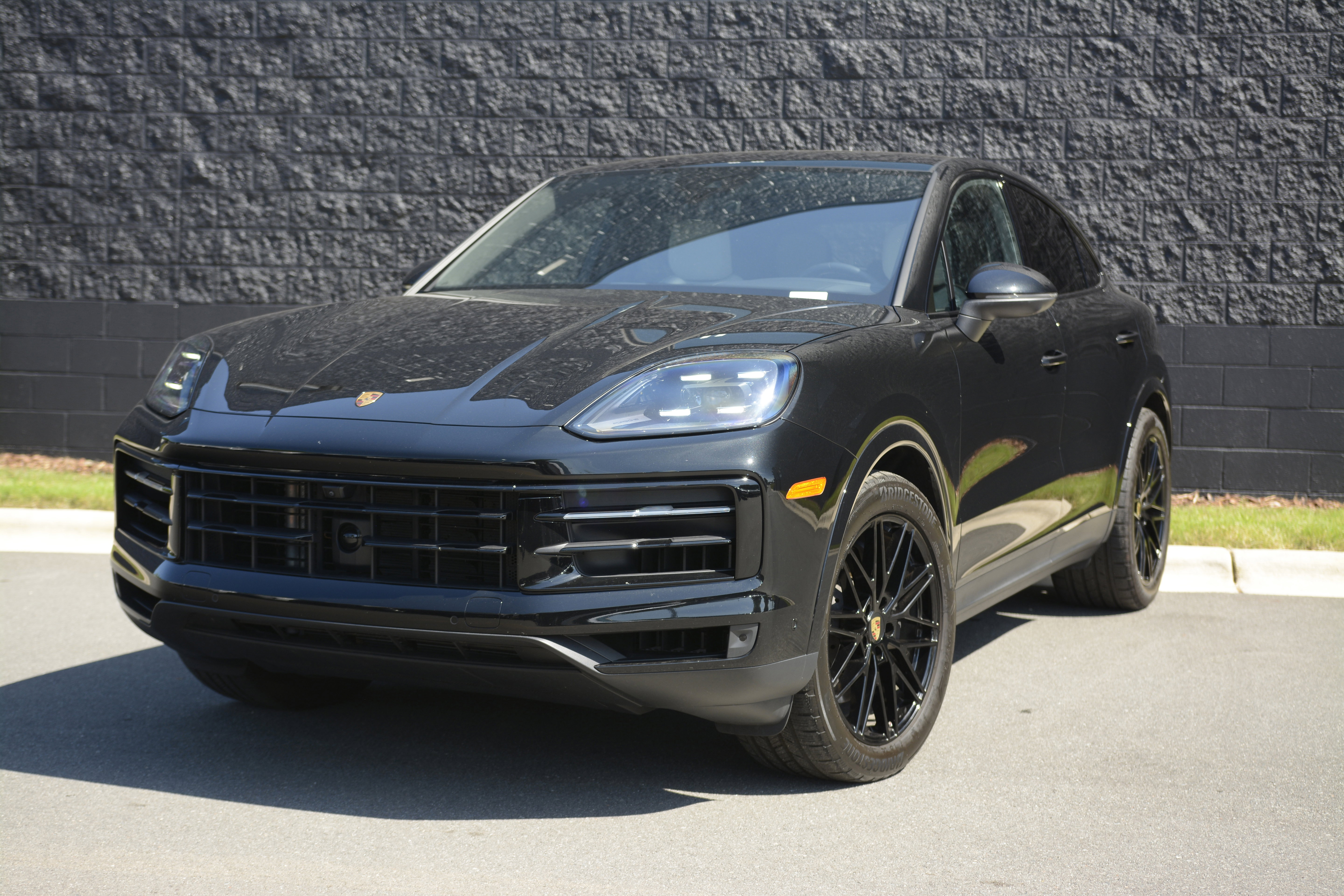 Certified 2024 Porsche Cayenne Coupe AWD/4WD image 1
