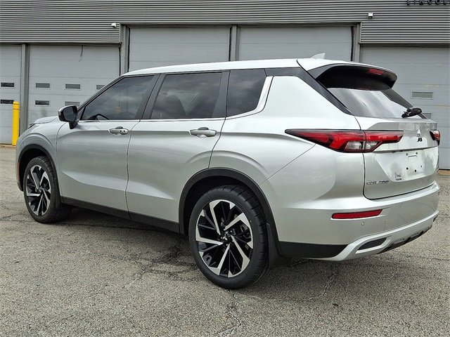 Used 2024 Mitsubishi Outlander SE Black Edition image 4