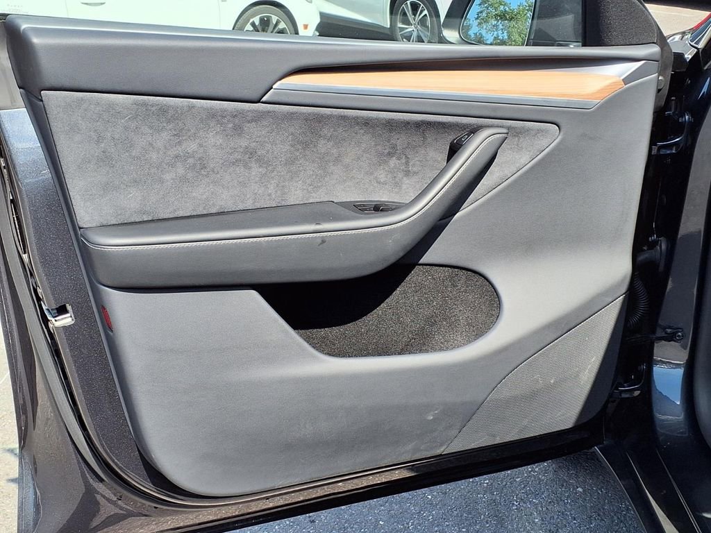 Used 2025 Tesla Model Y Long Range RWD image 31