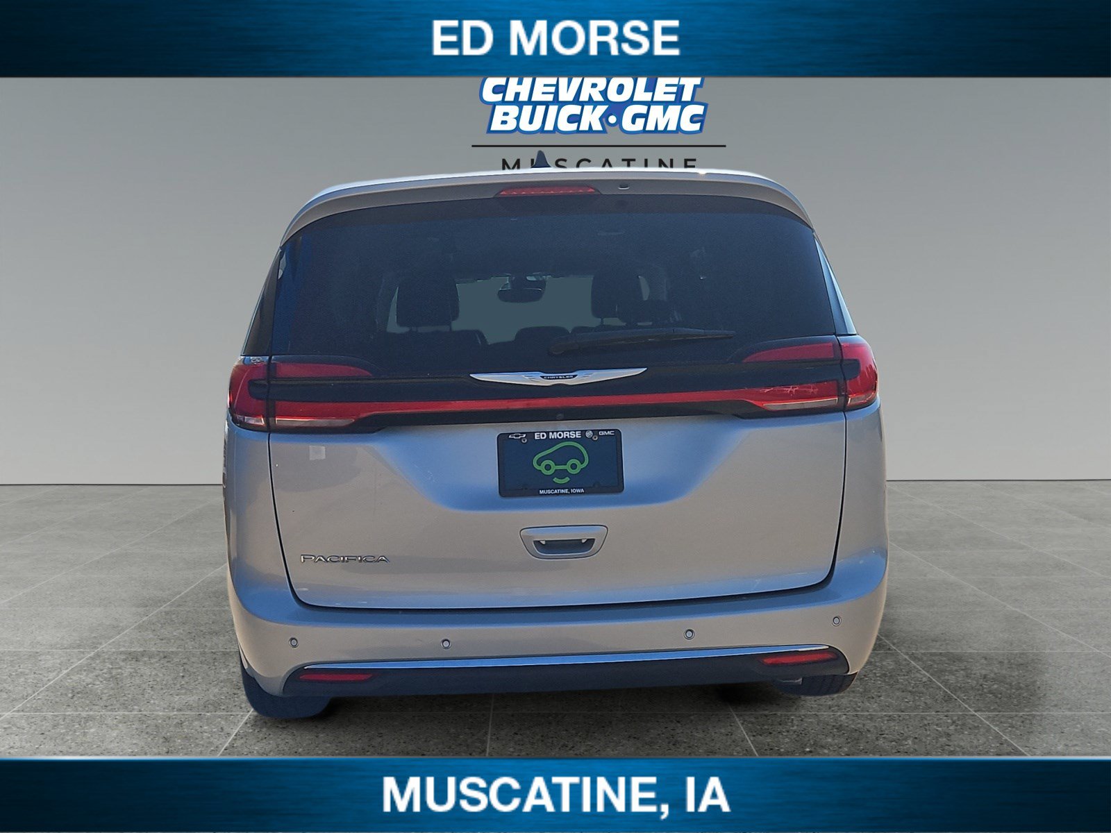 Used 2023 Chrysler Pacifica Touring-L FWD image 4