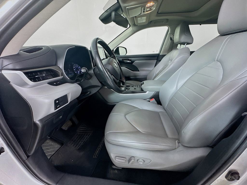 Used 2020 Toyota Highlander XLE FWD image 25