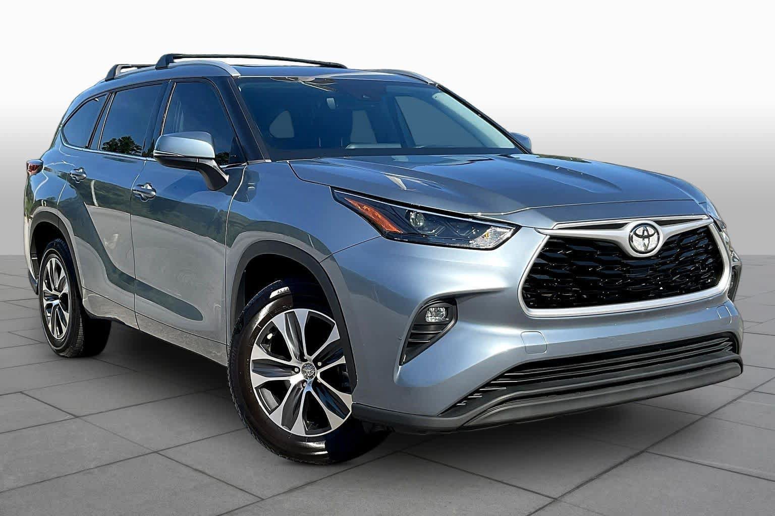 Used 2022 Toyota Highlander XLE FWD image 3
