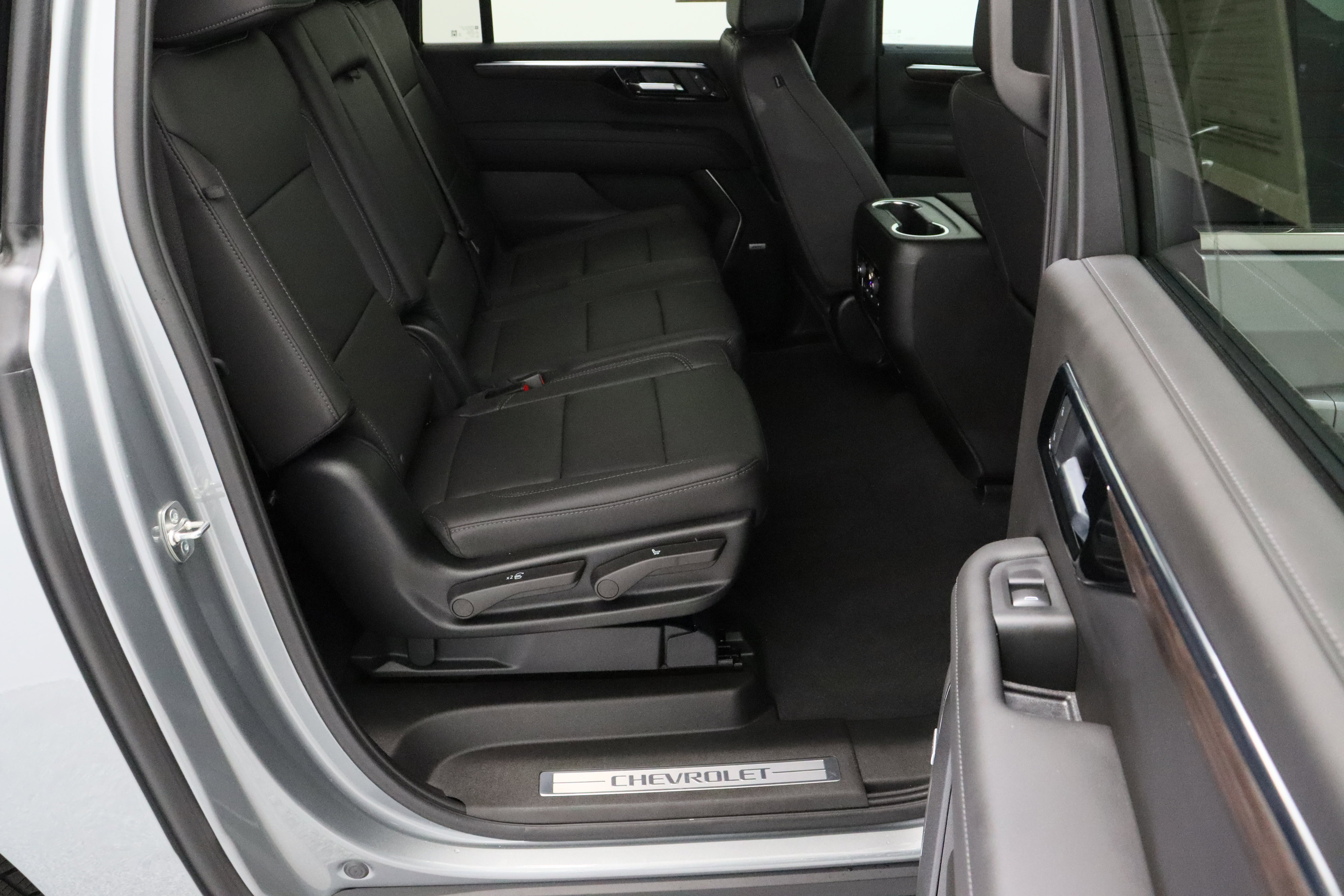 Used 2025 Chevrolet Suburban LT w/ Comfort Package RWD image 39