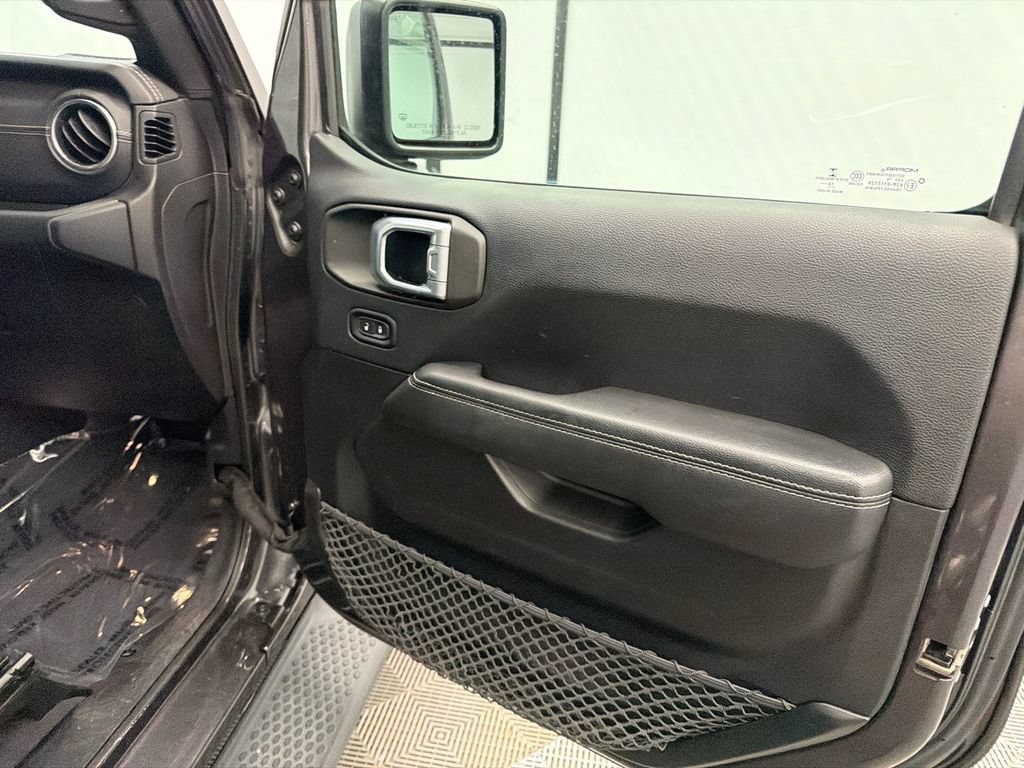 Used 2018 Jeep Wrangler Unlimited Sahara AWD/4WD image 15