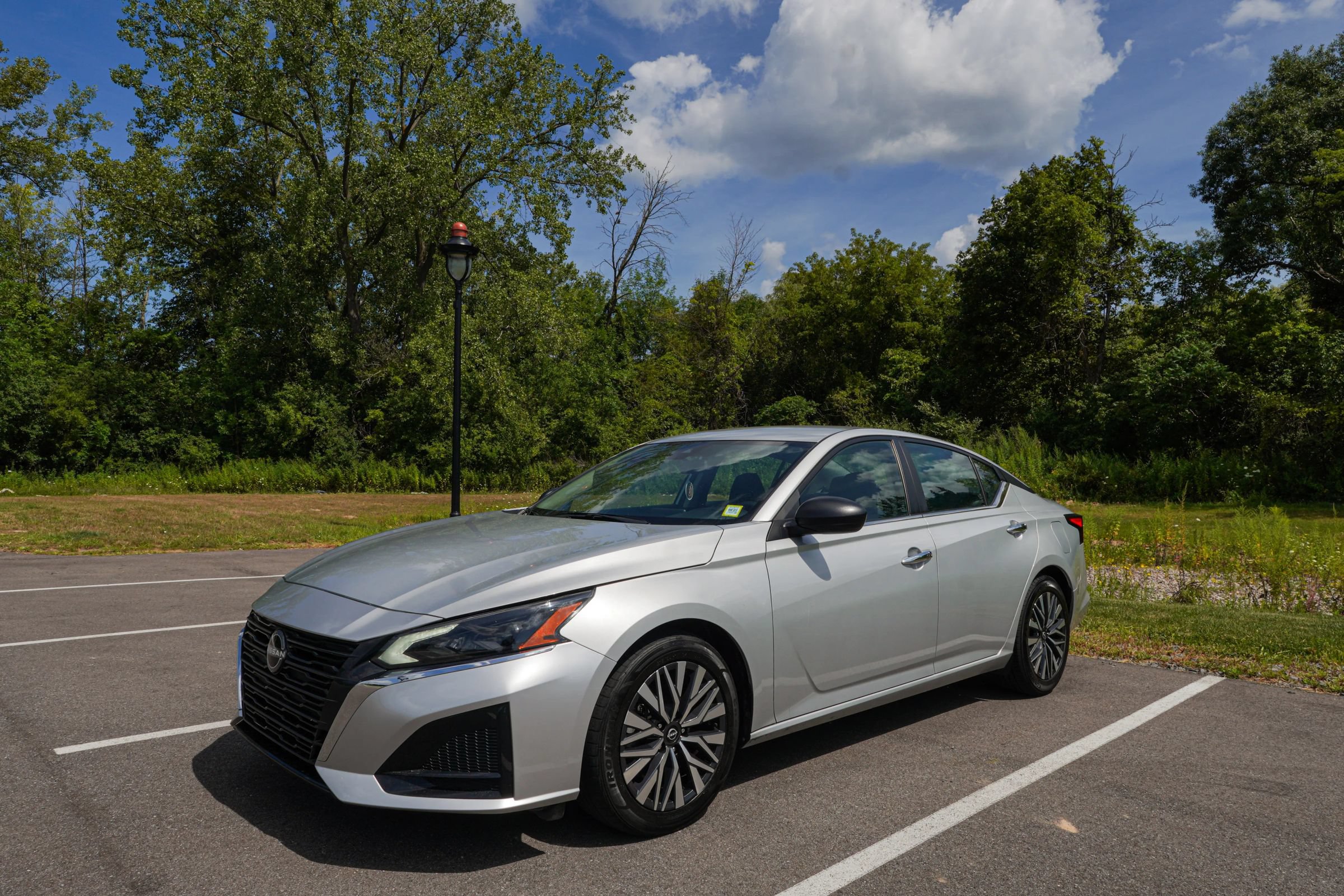 Used 2024 Nissan Altima 2.5 SV FWD image 2