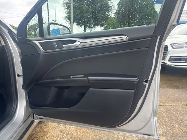 Used 2019 Ford Fusion SE image 16