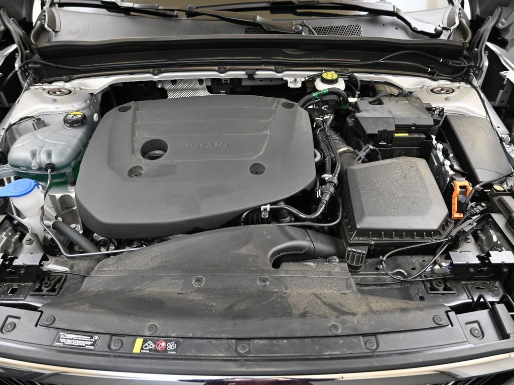 Certified 2025 Volvo XC40 B5 Core image 9