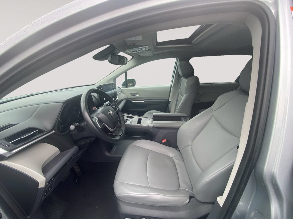 Used 2023 Toyota Sienna XLE AWD/4WD image 9