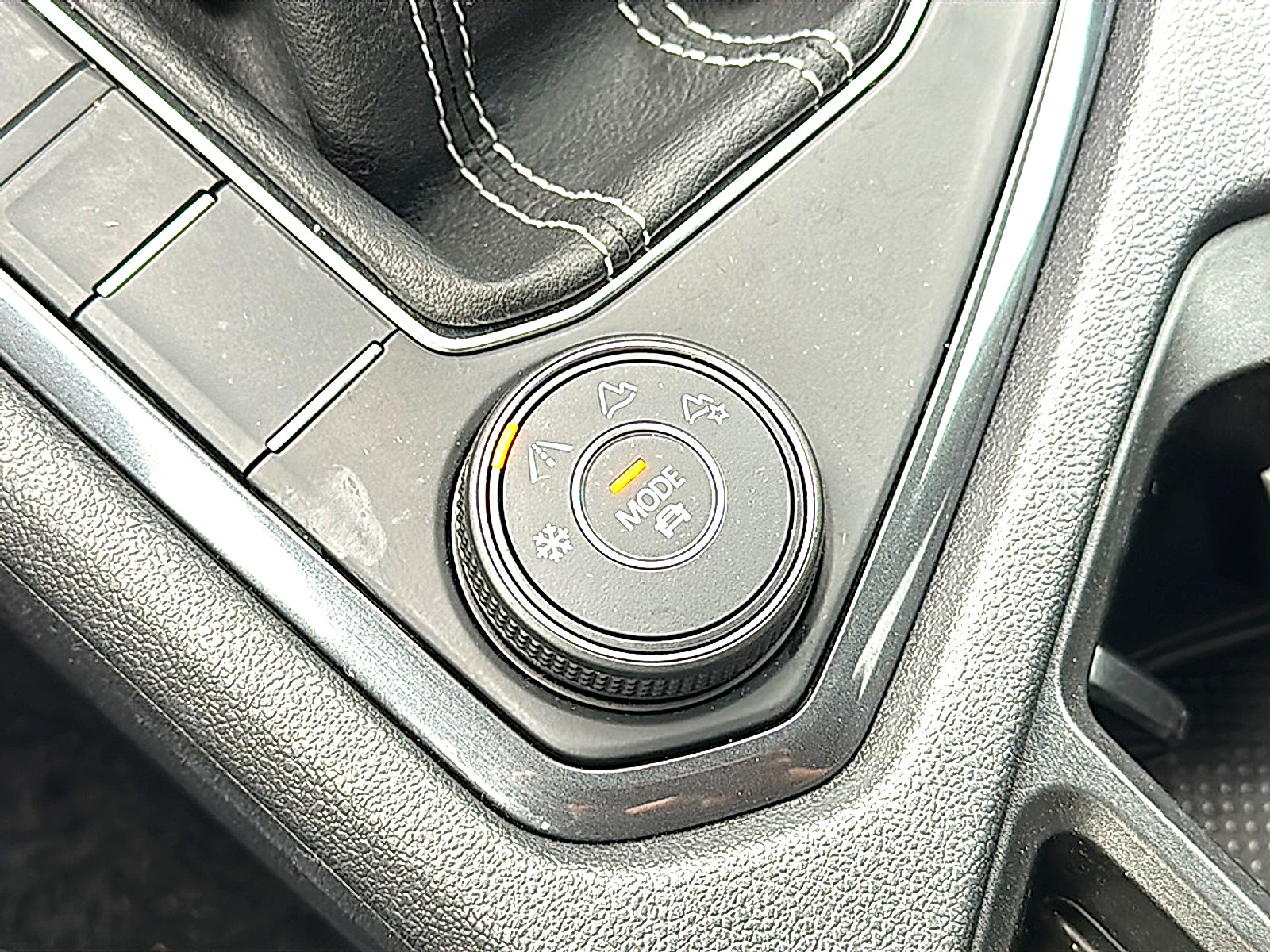 Used 2024 Volkswagen Tiguan SE image 35