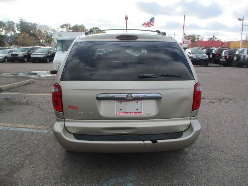 Used 2005 Chrysler Town & Country w/ Popular Equipment Group I FWD image 5