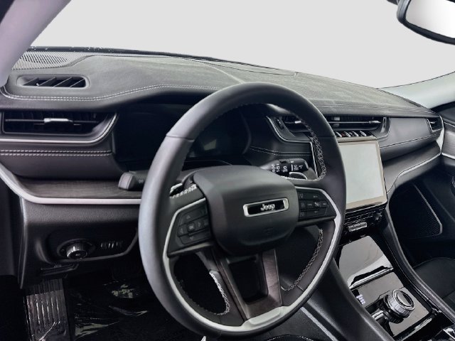 Used 2023 Jeep Grand Cherokee L Limited w/ Black Appearance Package AWD/4WD image 9
