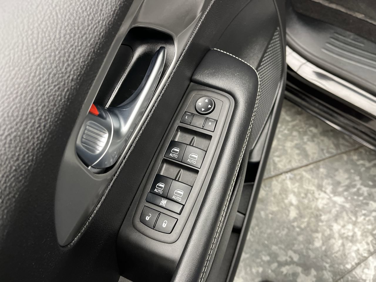 Used 2025 Chrysler Pacifica Select FWD image 7