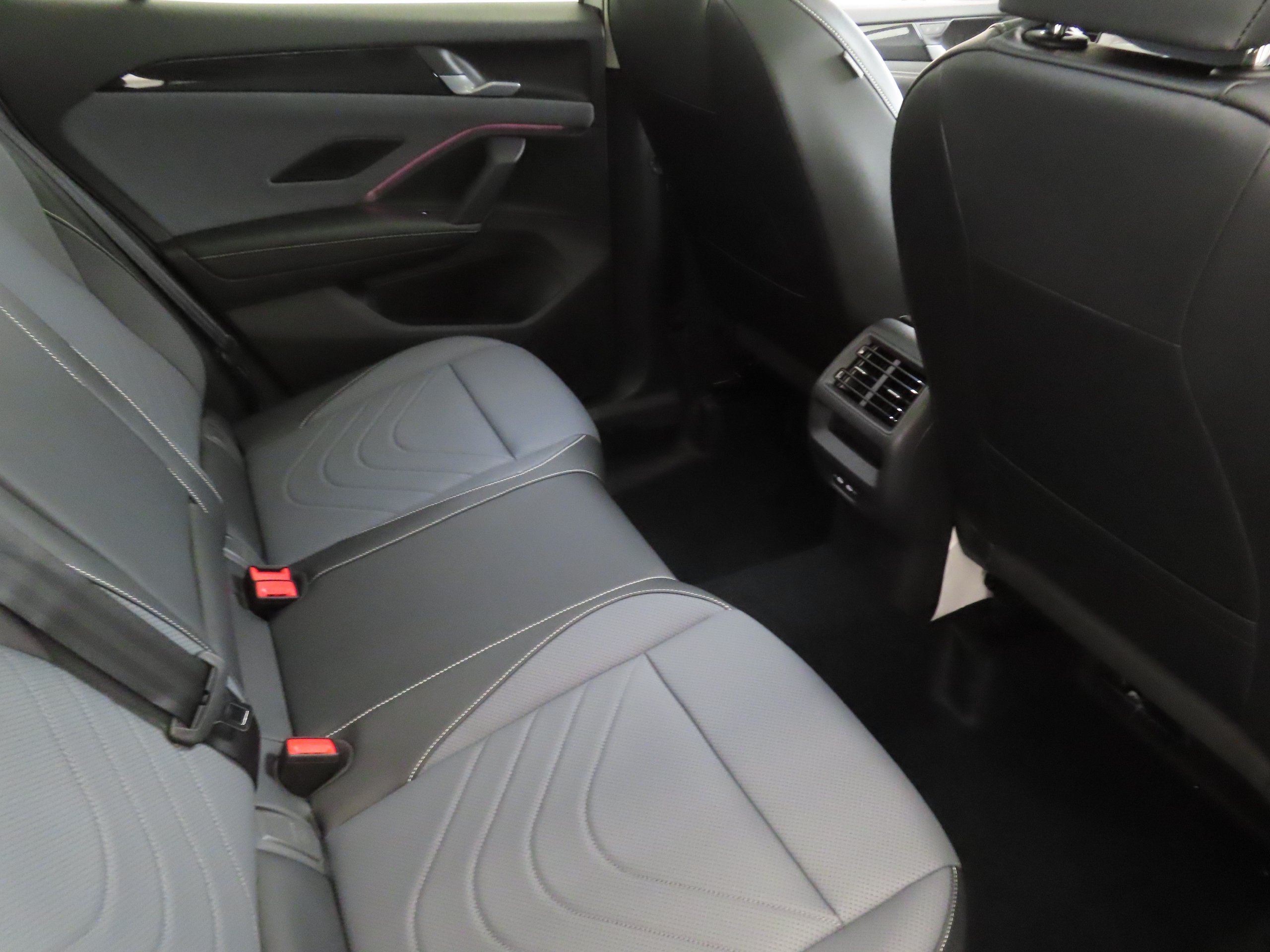 New 2026 Volkswagen Tiguan SE FWD image 24