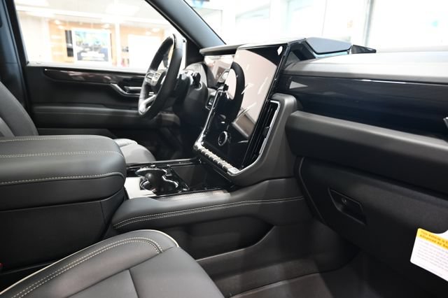 New 2026 GMC Yukon XL Elevation w/ Elevation Premium Package AWD/4WD image 14