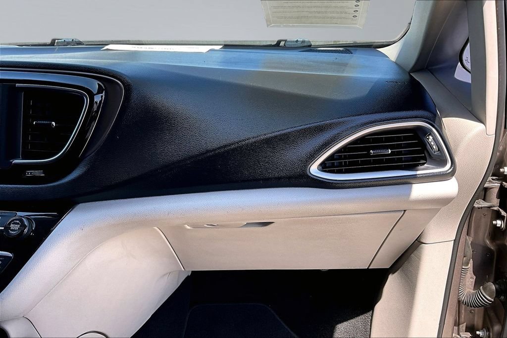 Used 2018 Chrysler Pacifica Touring Plus w/ Tire & Wheel Group FWD image 17