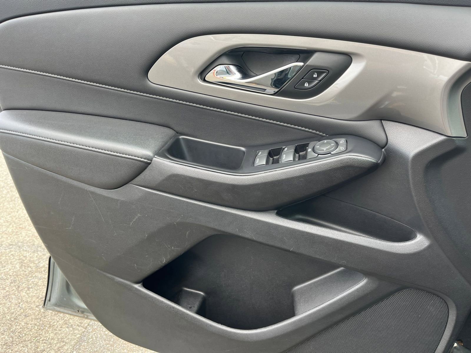 Used 2023 Chevrolet Traverse LT image 18