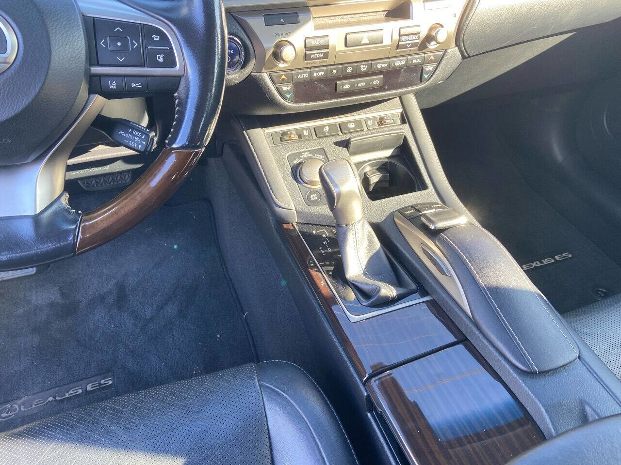 Used 2016 Lexus ES 300h image 19